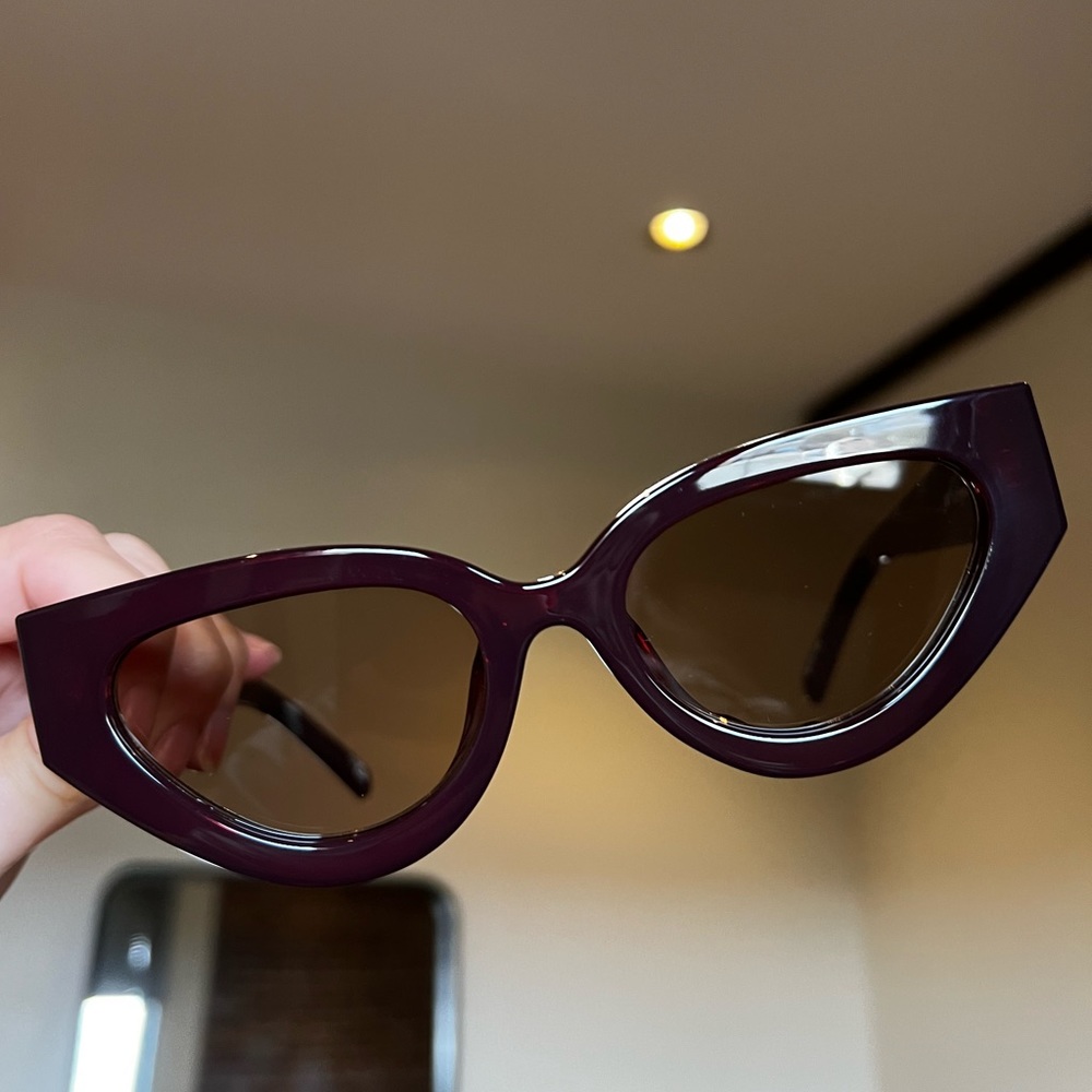 Le Specs Aphrodite Alt Fit in Sangria **LIKE NEW** SOLD OUT COLOR!!